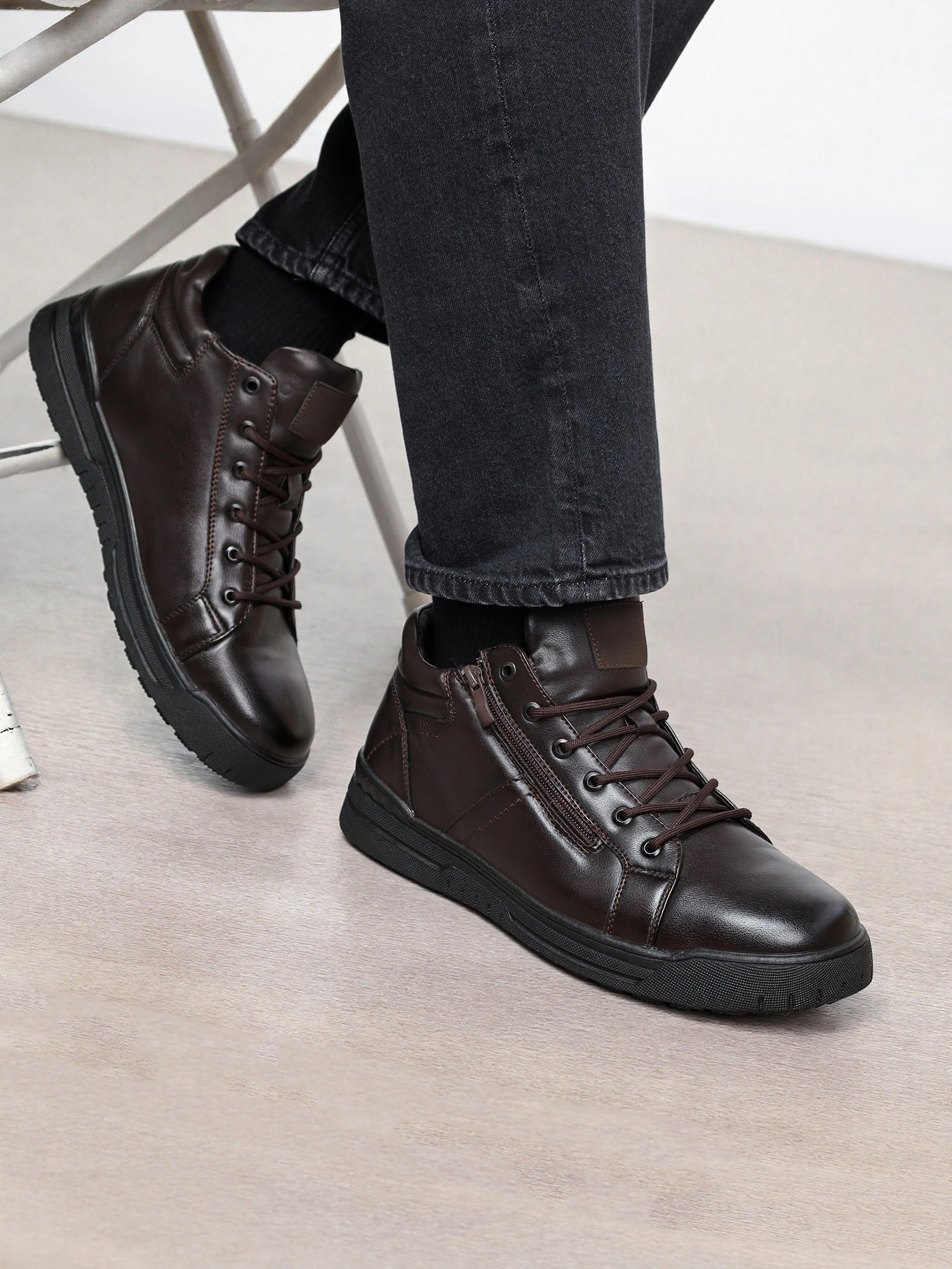 Ботинки коричневого цвета на низкой подошве